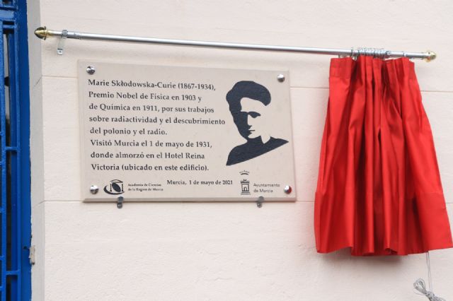 Murcia homenajea a Marie Curie con la instalación de una placa conmemorativa en el edificio Reina  Victoria - 2, Foto 2