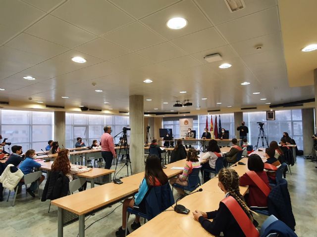 El alcalde de Lorca preside el primer Pleno Infantil con motivo del Día Internacional de los Derechos de los Niños el que han participado 30 escolares de todos los centros del municipio - 2, Foto 2