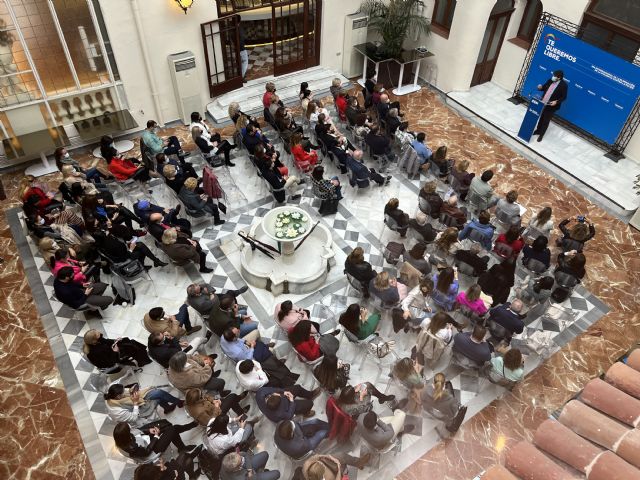 López Miras defiende que el PP pasa de las palabras a la acción con medidas efectivas que protegen a las mujeres - 2, Foto 2