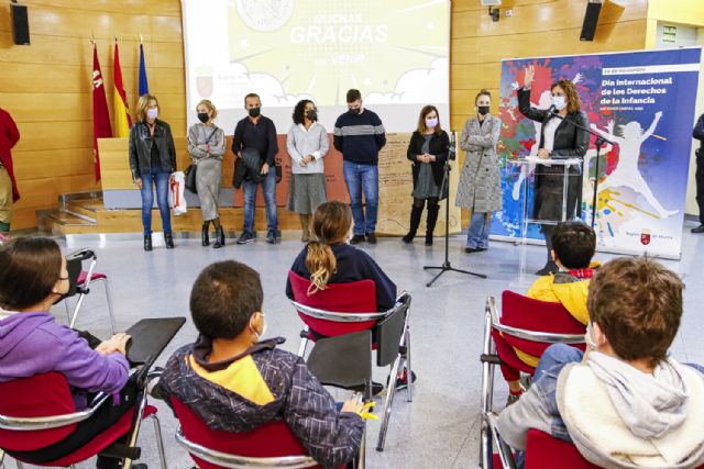 Una veintena de menores visita la Consejería de Política Social para participar en la conmemoración del Día de los Derechos de la Infancia - 2, Foto 2