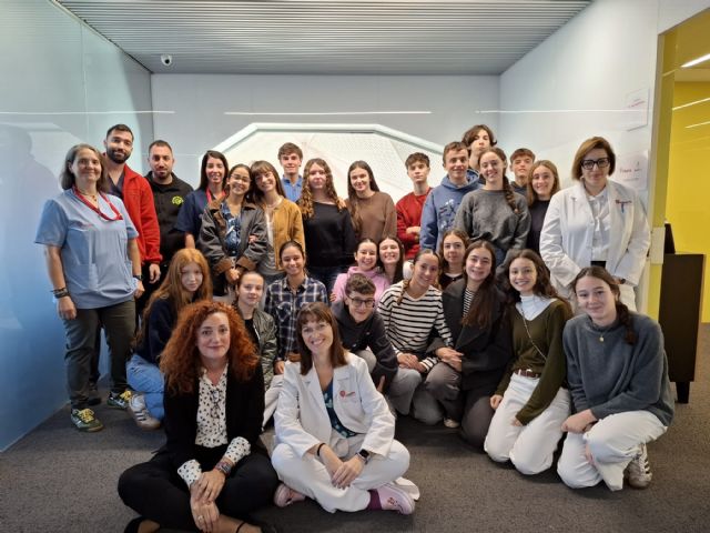 Profesionales de Ribera Virgen de la Caridad explican la actividad del hospital y los perfiles sanitarios a estudiantes - 1, Foto 1
