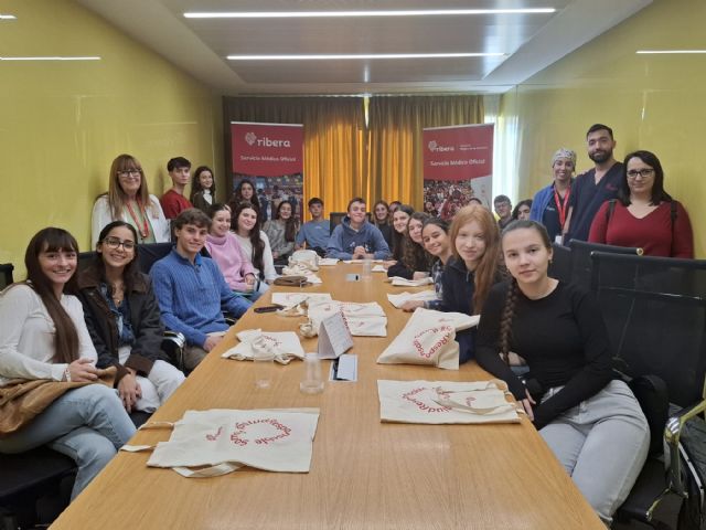 Profesionales de Ribera Virgen de la Caridad explican la actividad del hospital y los perfiles sanitarios a estudiantes - 2, Foto 2