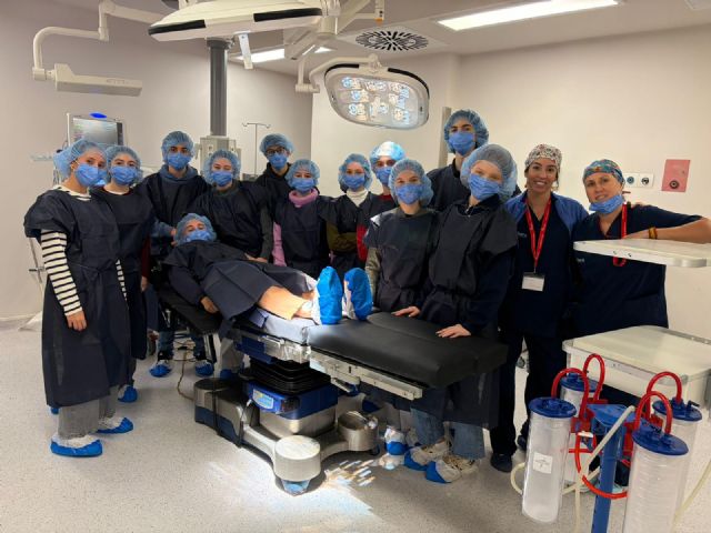 Profesionales de Ribera Virgen de la Caridad explican la actividad del hospital y los perfiles sanitarios a estudiantes - 3, Foto 3