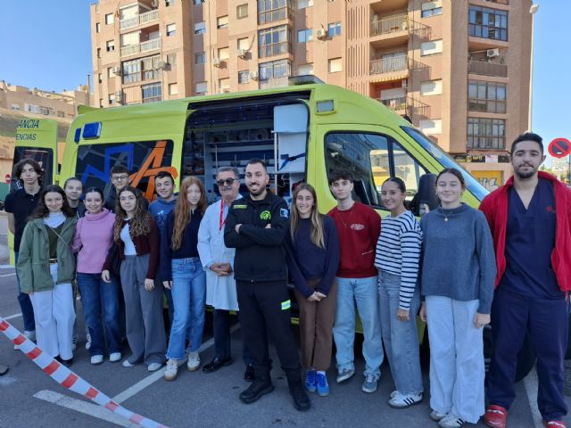 Profesionales de Ribera Virgen de la Caridad explican la actividad del hospital y los perfiles sanitarios a estudiantes - 4, Foto 4
