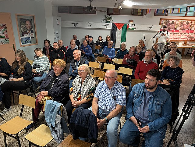 Manu Pineda participa en un acto por Palestina en Totana denunciando el genocidio y la complicidad internacional, Foto 2