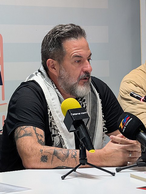 Manu Pineda participa en un acto por Palestina en Totana denunciando el genocidio y la complicidad internacional, Foto 3