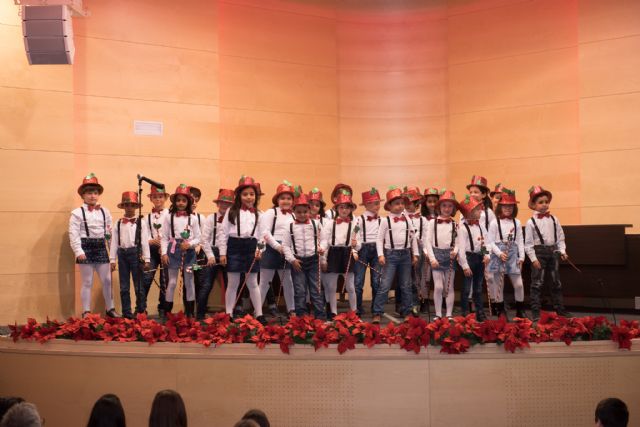 280 escolares cantan a la Navidad en el Certamen de Villancicos, Foto 1