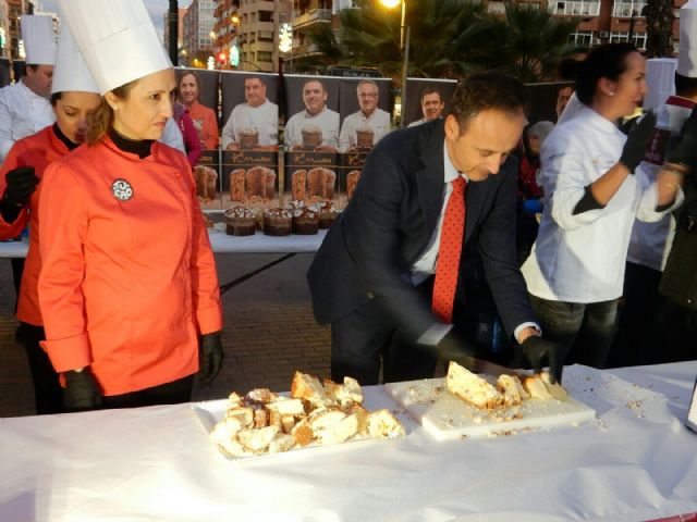 La Región da a conocer un nuevo dulce, ´el Murciatone´, con el reparto de más de 5.000 raciones - 2, Foto 2