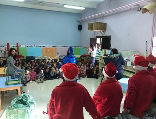 Los Abuelos Cuentacuentos realizan un amplio programa de actividades en centros educativos de la ciudad para celebrar la Navidad - 1, Foto 1