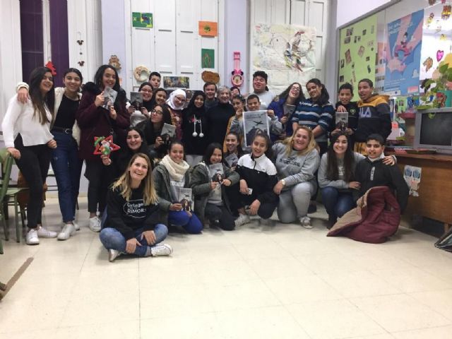 La escritora Gisela Pou y jóvenes de la Unidad de Inmigración debatieron sobre actualidad en el Programa Mandarache - 1, Foto 1