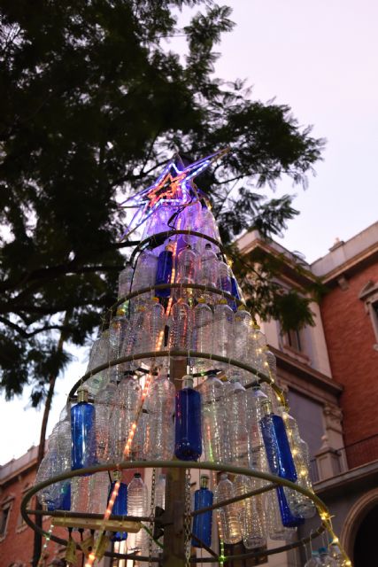 La Universidad de Murcia monta dos árboles de Navidad con botellas de plástico para concienciar del impacto medioambiental - 1, Foto 1