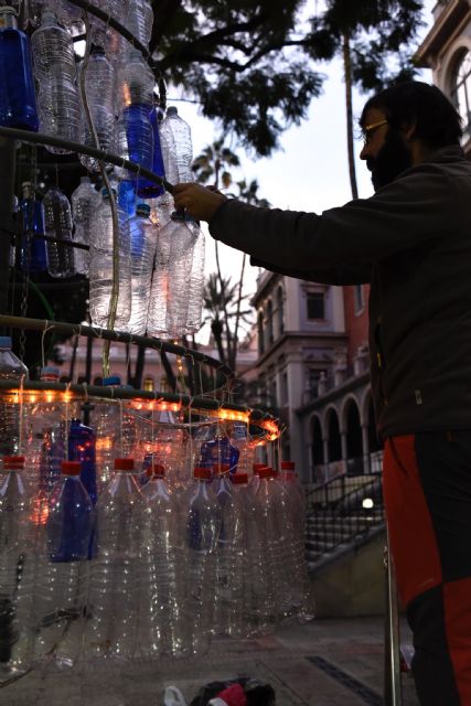 La Universidad de Murcia monta dos árboles de Navidad con botellas de plástico para concienciar del impacto medioambiental - 2, Foto 2