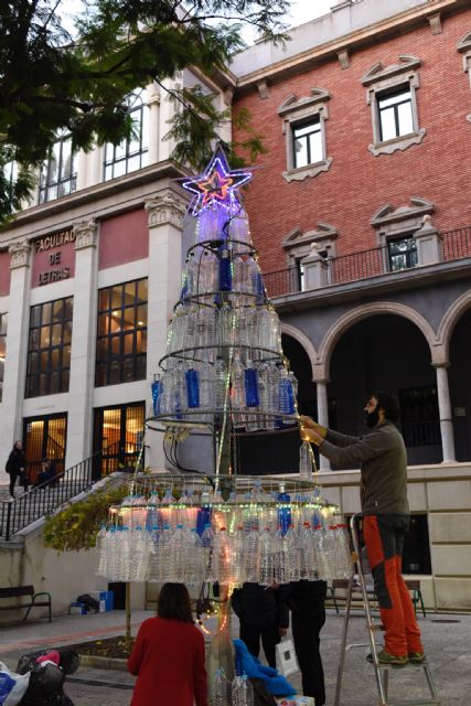 La Universidad de Murcia monta dos árboles de Navidad con botellas de plástico para concienciar del impacto medioambiental - 3, Foto 3