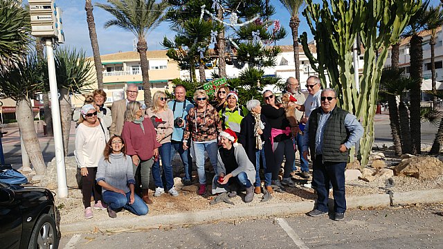 Los vecinos de la manga se organizan para decorar el arbol de navidad municipal - 1, Foto 1