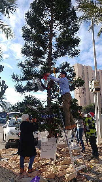 Los vecinos de la manga se organizan para decorar el arbol de navidad municipal - 2, Foto 2