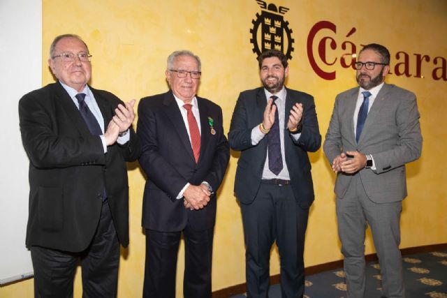 López Miras asiste al acto de entrega de la Medalla de Oro de la Orden de la Cámara de Comercio de España a Pedro García-Balibrea - 1, Foto 1