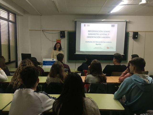 El Ayuntamiento pone en marcha un programa de visitas a los institutos de la localidad sobre la importancia de la formación para mejorar la empleabilidad - 1, Foto 1