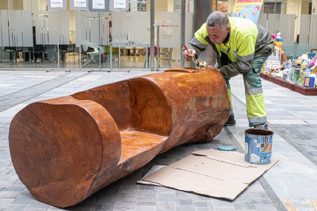 Un pino centenario caído durante la DANA adorna en forma de banco el patio de San Miguel - 1, Foto 1