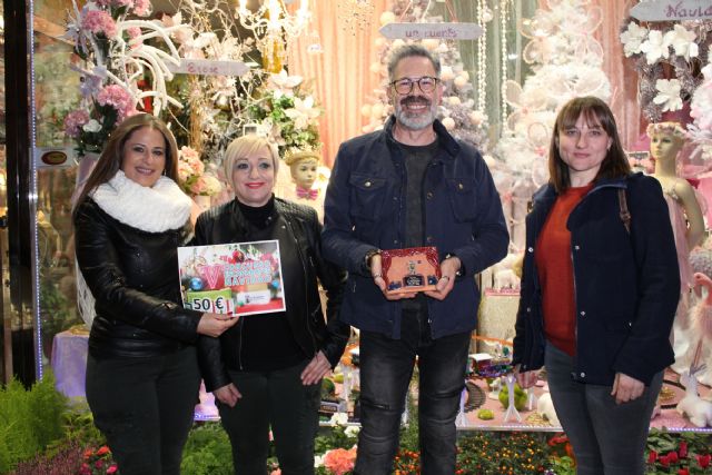 Peluquería y Estética Choni Ruiz, Floristería Riquelme y Pierrot Floristas ganan el V Concurso de Escaparates de Navidad, que organiza la Concejalía de Cultura, Foto 3