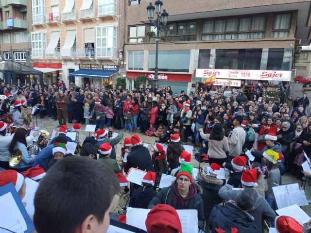 Alumnos del Conservatorio y del CEIP Atalaya cantan a la Navidad en la Plaza del Ayuntamiento - 1, Foto 1