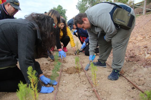 Usuarios de Astrapace participan hoy en la plantación de nuevo arbolado en Terra Natura dentro del Plan Foresta - 1, Foto 1