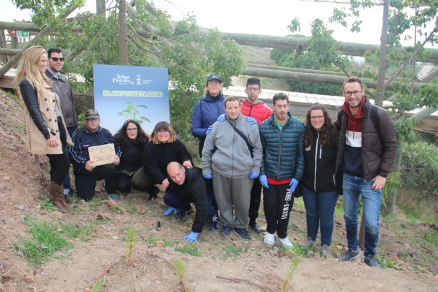 Usuarios de Astrapace participan hoy en la plantación de nuevo arbolado en Terra Natura dentro del Plan Foresta - 3, Foto 3