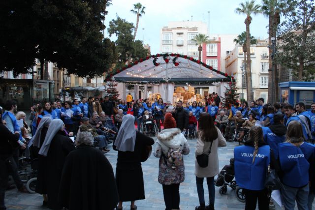 100 alumnos de la UCAM celebran la Navidad con los ancianos por el centro de Cartagena - 1, Foto 1