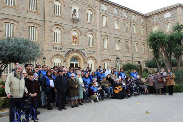 100 alumnos de la UCAM celebran la Navidad con los ancianos por el centro de Cartagena - 2, Foto 2