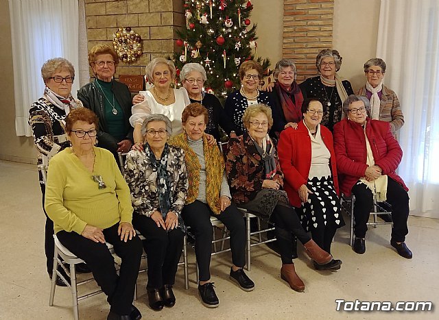 La Asociación de Amas de Casa de las Tres Avemarías de Totana celebró su tradicional comida de Navidad, Foto 1