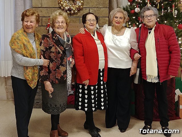 La Asociación de Amas de Casa de las Tres Avemarías de Totana celebró su tradicional comida de Navidad, Foto 2