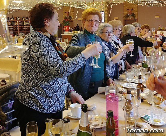 La Asociación de Amas de Casa de las Tres Avemarías de Totana celebró su tradicional comida de Navidad, Foto 4