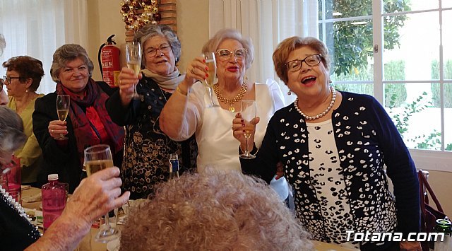 La Asociación de Amas de Casa de las Tres Avemarías de Totana celebró su tradicional comida de Navidad, Foto 5