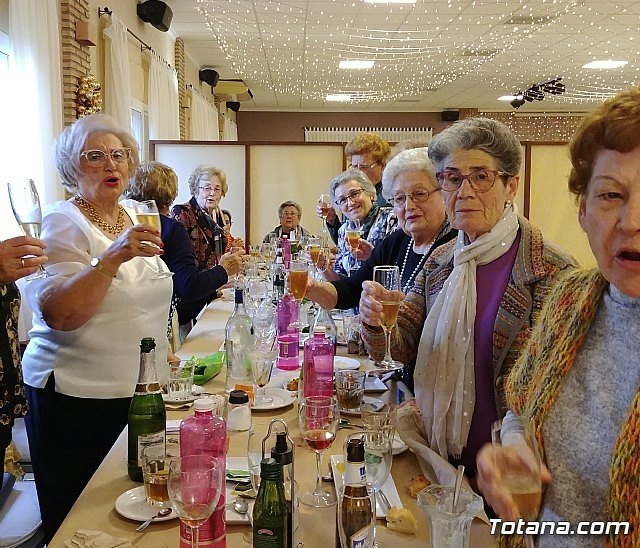 La Asociación de Amas de Casa de las Tres Avemarías de Totana celebró su tradicional comida de Navidad, Foto 6