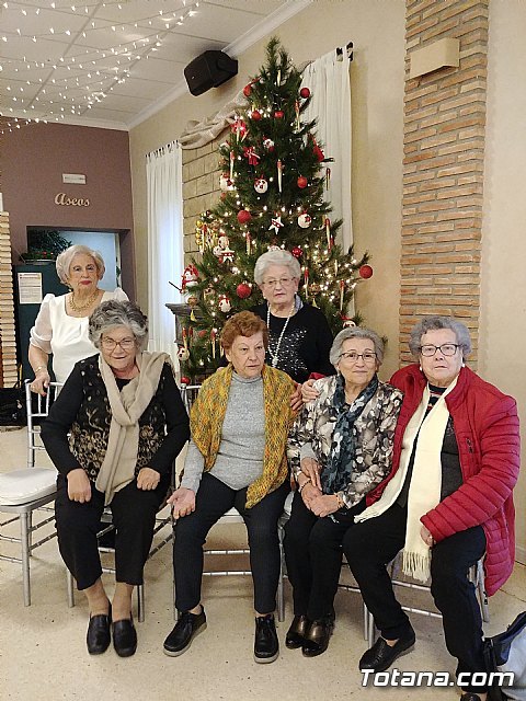 La Asociación de Amas de Casa de las Tres Avemarías de Totana celebró su tradicional comida de Navidad, Foto 8