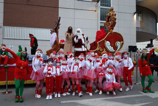 Papa Nöel volvió a llevar la magia de la Navidad a los niños archeneros en un espectacular desfile donde participaron todos los colegios del municipio - 3, Foto 3