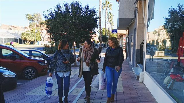 La ganadora de la campaña 'El Roce hace el cariño' disfruta de su compra contrarreloj de 1.000 euros en los comercios de Puerto Lumbreras - 3, Foto 3