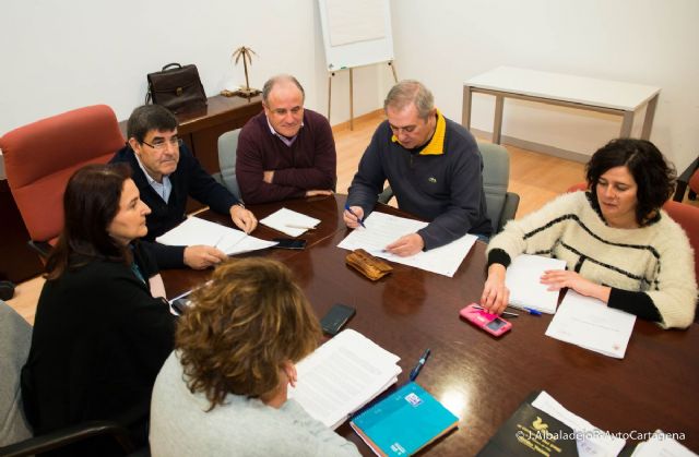 El concejal de Hacienda presenta a los sindicatos las bases para el concurso-oposicion de 70 plazas de Administracion General - 1, Foto 1
