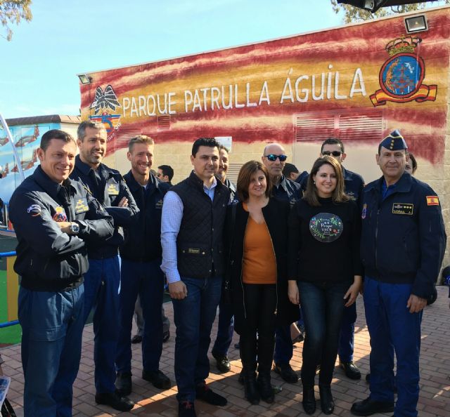 Los pilotos de la Patrulla Águila fueron los protagonistas en la inauguración del Parque que lleva su nombre en Santiago de la Ribera - 1, Foto 1