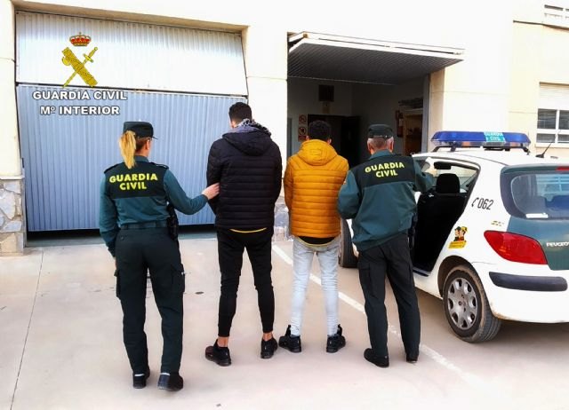 La Guardia Civil detiene en Los Alcázares a dos jóvenes dedicados a cometer atracos - 1, Foto 1