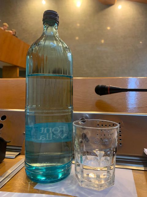 El Pleno del Ayuntamiento de Lorca sustituye las tradicionales botellas de plástico por botellas de cristal - 1, Foto 1
