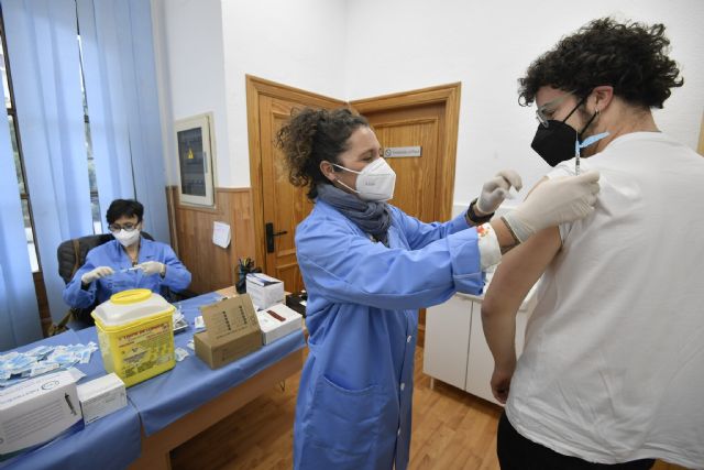 Estudiantes de Enfermería, Medicina y Odontología de la UMU reciben la primera dosis de la vacuna contra la COVID-19 - 1, Foto 1