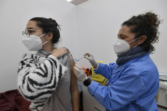 Estudiantes de Enfermería, Medicina y Odontología de la UMU reciben la primera dosis de la vacuna contra la COVID-19 - 2, Foto 2