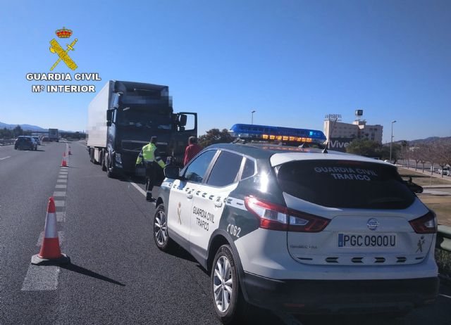   [The Civil Guard investigates the driver of an articulated vehicle that was circulating in the opposite direction on the A7 motorway, increasing the alcohol rate five times, Foto 3