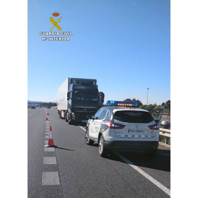 La Guardia Civil investiga al conductor de un vehículo articulado que circulaba en sentido contrario por la autovía A7 quintuplicando la tasa de alcohol, Foto 2