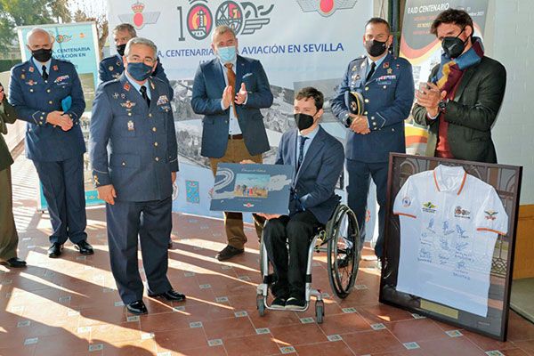 Tablada rinde homenaje al Real Aeroclub Sevilla y a la vinculación institucional con un izado solemne de bandera en la Ciudad hispalense - 1, Foto 1