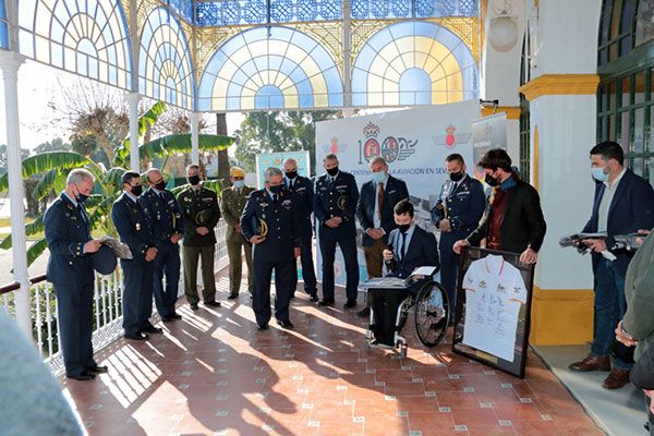 Tablada rinde homenaje al Real Aeroclub Sevilla y a la vinculación institucional con un izado solemne de bandera en la Ciudad hispalense - 2, Foto 2