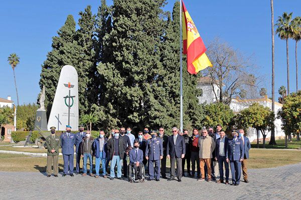 Tablada rinde homenaje al Real Aeroclub Sevilla y a la vinculación institucional con un izado solemne de bandera en la Ciudad hispalense - 3, Foto 3