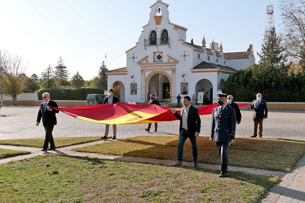 Tablada rinde homenaje al Real Aeroclub Sevilla y a la vinculación institucional con un izado solemne de bandera en la Ciudad hispalense - 4, Foto 4