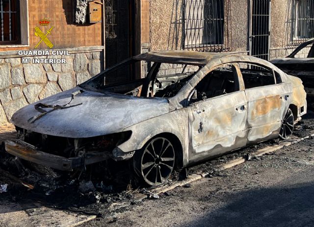 La Guardia Civil detiene a dos jóvenes por el incendio provocado de dos vehículos - 2, Foto 2