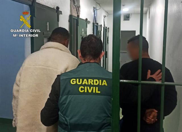 La Guardia Civil detiene a dos jóvenes por el incendio provocado de dos vehículos - 3, Foto 3